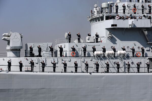 Marineros chinos durante las maniobras navales internacionales Aman-2017 en el mar Arábigo. - Sputnik Mundo