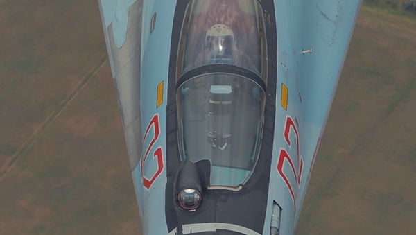 Pilotaje impactante del caza Su-35S - Sputnik Mundo