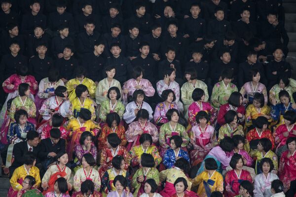 Corea del Norte celebra el 75º aniversario del nacimiento de Kim Jong-il - Sputnik Mundo