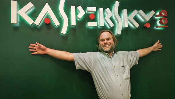 Logo de Kaspersky Lab y el director general de la compañía, Evgueni Kaspersky - Sputnik Mundo