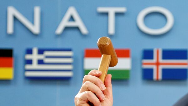 El Secretario General de la OTAN, Jens Stoltenberg, con un martillo ceremonial - Sputnik Mundo