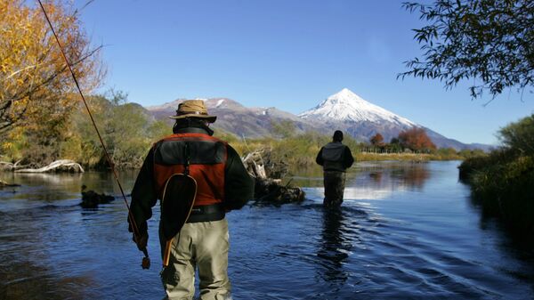 Two fishermen wade along the Malleo River in front of Lanin volcano in Junin De Los Andes, Neuquen Province, some 1,600 kilometers from Buenos Aires, Argentina in this April 29, 2006 file photo. - Sputnik Mundo