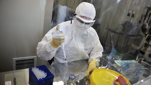 Una médica en el laboratorio en el que fue creada la vacuna rusa contra el Ébola (archivo) - Sputnik Mundo