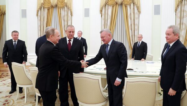 Presidente ruso Vladímir Putin con exdirigentes de cinco regiones rusas - Sputnik Mundo