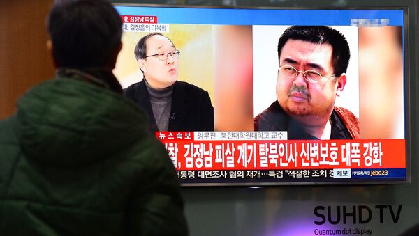 People watch a TV screen broadcasting a news report on the assassination of Kim Jong Nam, the older half brother of the North Korean leader Kim Jong Un, at a railway station in Seoul, South Korea, February 14, 2017 - Sputnik Mundo