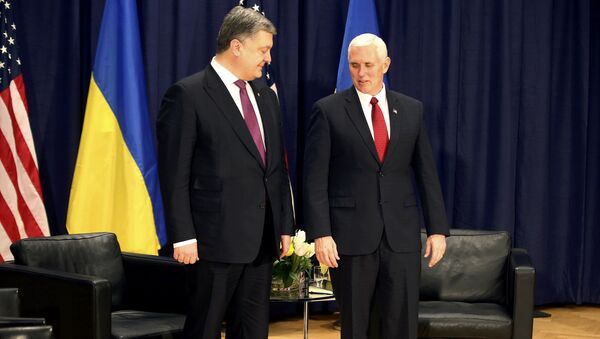 Petró Poroshenko, presidente de Ucrania, y Mike Pence, vicepresidente de EEUU - Sputnik Mundo