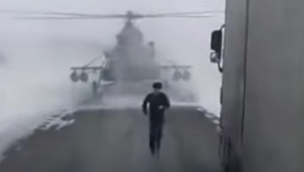 Helicóptero militar perdido aterriza para preguntar la dirección - Sputnik Mundo