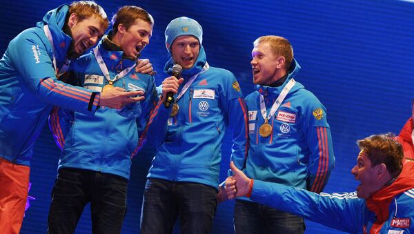 Biatletas rusos durante la ceremonia de entrega de medallas - Sputnik Mundo