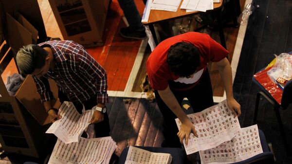 Poll workers count ballots at a polling station in Guayaquil, Ecuador - Sputnik Mundo