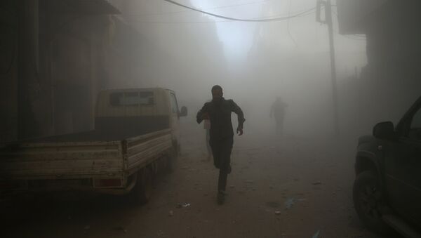 Men run at a site hit by airstrikes in the rebel held besieged Douma neighbourhood of Damascus, Syria - Sputnik Mundo