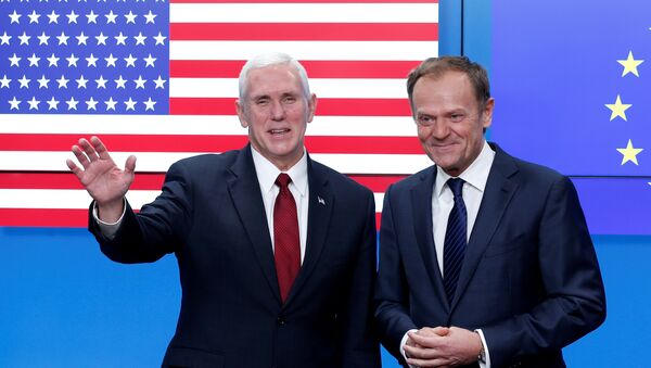 Vicepresidente de EEUU, Mike Pence, y presidente del Consejo Europeo, Donald Tusk - Sputnik Mundo