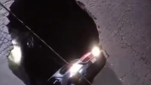 Vídeo: 'pequeño' socavón traga dos autos en California - Sputnik Mundo