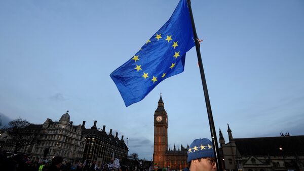 Una bandera de la Unión Europea se agita frente al Big Ben - Sputnik Mundo