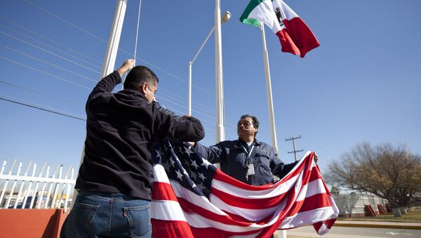 Banderas de EEUU y México - Sputnik Mundo