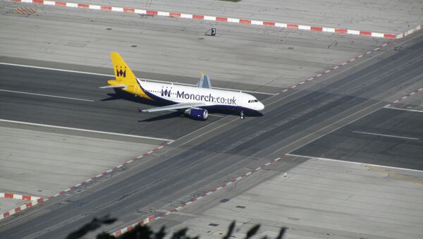 Un avión en la pista del aeropuerto de Gibraltar - Sputnik Mundo