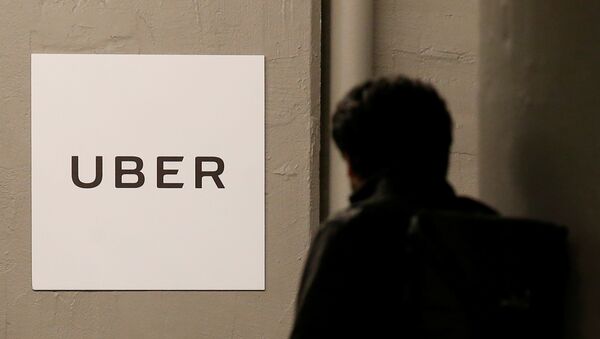 A man arrives at the Uber offices in Queens, New York, U.S., February 2, 2017 - Sputnik Mundo
