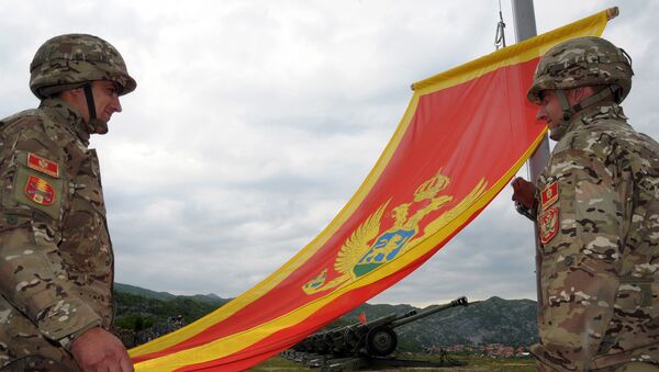 Militares de Montenegro con la bandera del país - Sputnik Mundo