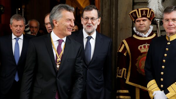 Argentina's President Mauricio Macri walks away with Spain's Prime Minister Mariano Rajoy - Sputnik Mundo