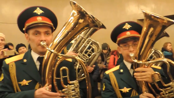 Actuación sorpresa de una orquesta militar en el metro de Moscú - Sputnik Mundo