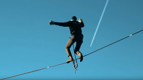 Acróbata ruso se pone a prueba a 85 metros de altura y se salva por el arnés de seguridad - Sputnik Mundo