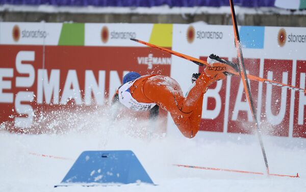 Adrian Solano cae durante Campeonato Mundial de Esquí Lahti 2017, llevado a cabo en Suecia - Sputnik Mundo