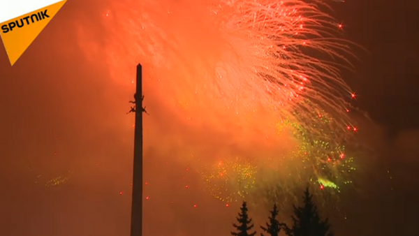 Espectaculares fuegos artificiales en honor del Defensor de la Patria - Sputnik Mundo