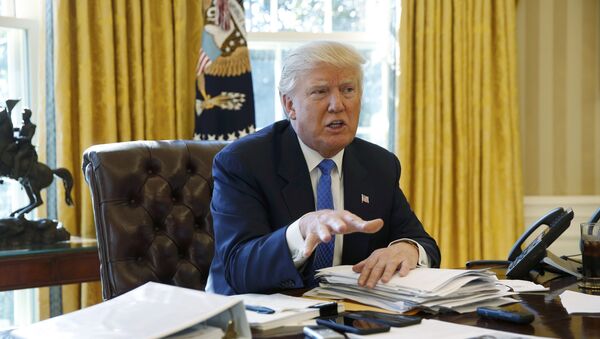 U.S. President Donald Trump is interviewed by Reuters in the Oval Office at the White House in Washington - Sputnik Mundo