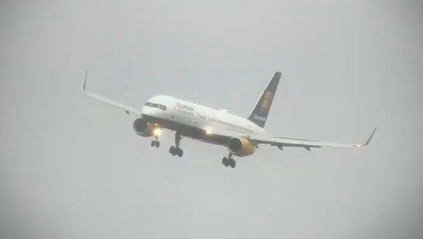 Avión aterriza en medio de una tormenta en Reino Unido - Sputnik Mundo