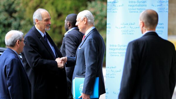 Bashar Jaafari, jefe de la delegación de Damasco en las consultas sirias en Ginebra con el enviado especial de Naciones Unidas para Siria, Staffan de Mistura - Sputnik Mundo