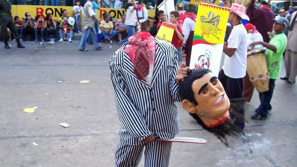 Hombre disfrazado de decapitado en el carnaval de Barranquilla - Sputnik Mundo