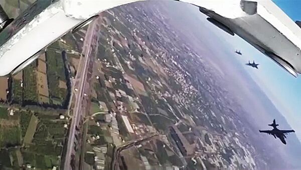 Aviones de combate Su-25 salen de la base aérea Hmeymim en Siria (imagen referencial) - Sputnik Mundo