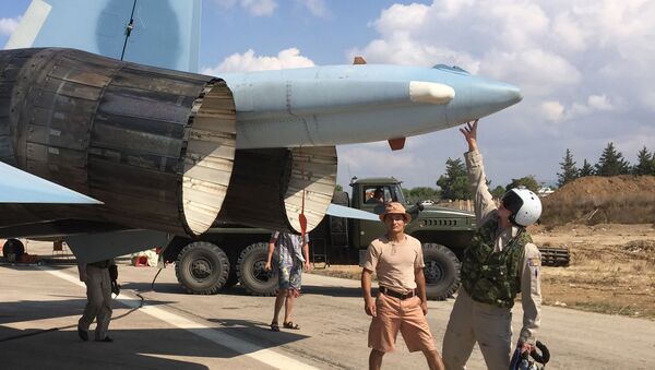 Un piloto ruso se prepara para despegar del aeródromo de Hmeymim en Siria - Sputnik Mundo