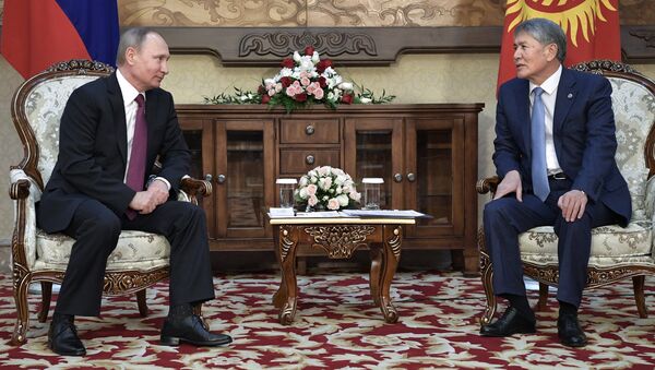 Vladímir Putin, presidente de Rusia y Almazbek Atambáev, presidente de Kirguistán - Sputnik Mundo