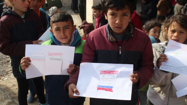 Ñiños sirios dibujan las banderas de Rusia y Siria (archivo) - Sputnik Mundo