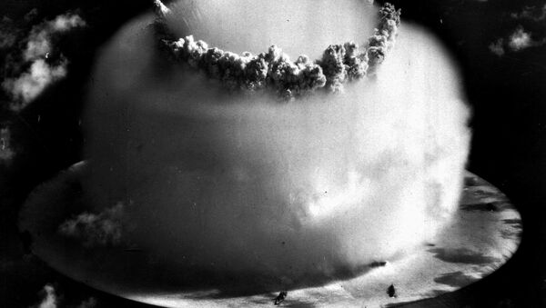 Explosión nuclear en el atolón de Bikini - Sputnik Mundo