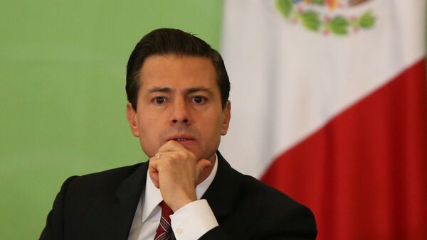 Mexico's President Enrique Pena Nieto looks on - Sputnik Mundo