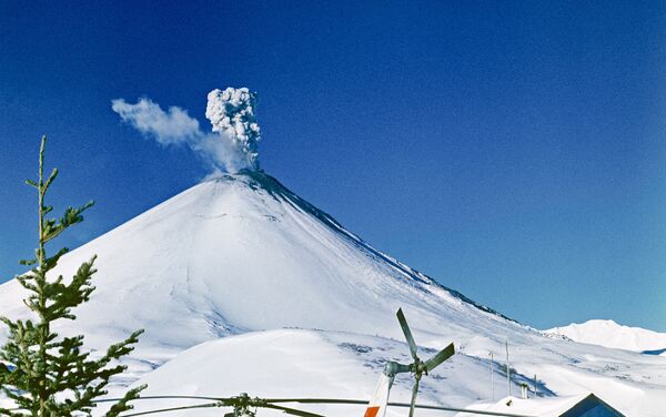 Volcán Kliuchevskói en la región rusa de Kamchatka - Sputnik Mundo