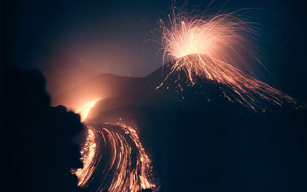Erupción del volcán Kliuchevskói, 1966 - Sputnik Mundo