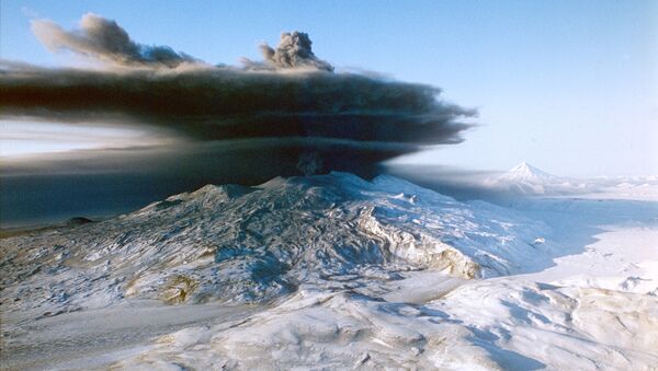 Volcán Kliuchevskói en la región rusa de Kamchatka (archivo) - Sputnik Mundo