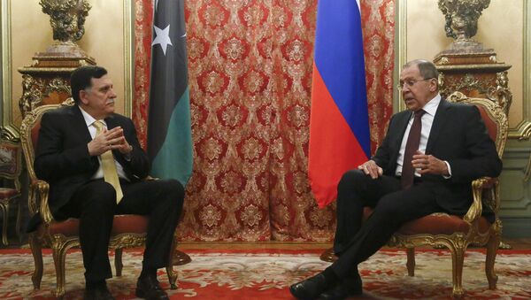Fayez al Sarraj, jefe del Gobierno libio de unidad nacional y Serguéi Lavrov, ministro ruso de Exteriores - Sputnik Mundo