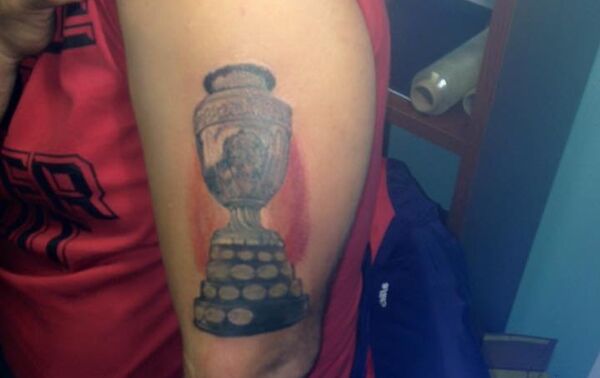 Tatuaje de la primera Copa América de Chile en el brazo de El Chapulín - Sputnik Mundo