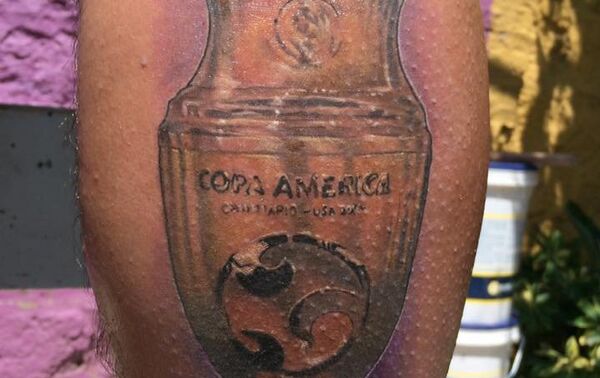 Tatuaje de la Copa América Centenario en la pierna de El Chapulín - Sputnik Mundo