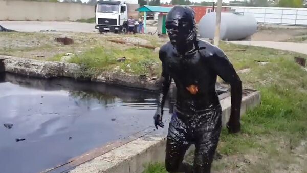 A crazy Russian dives into a pool full of motor oil - Sputnik Mundo