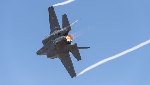 A Royal Australian Air Force F-35 aircraft performs during the Australian International Airshow at Avalon airport on March 3, 2017 - Sputnik Mundo