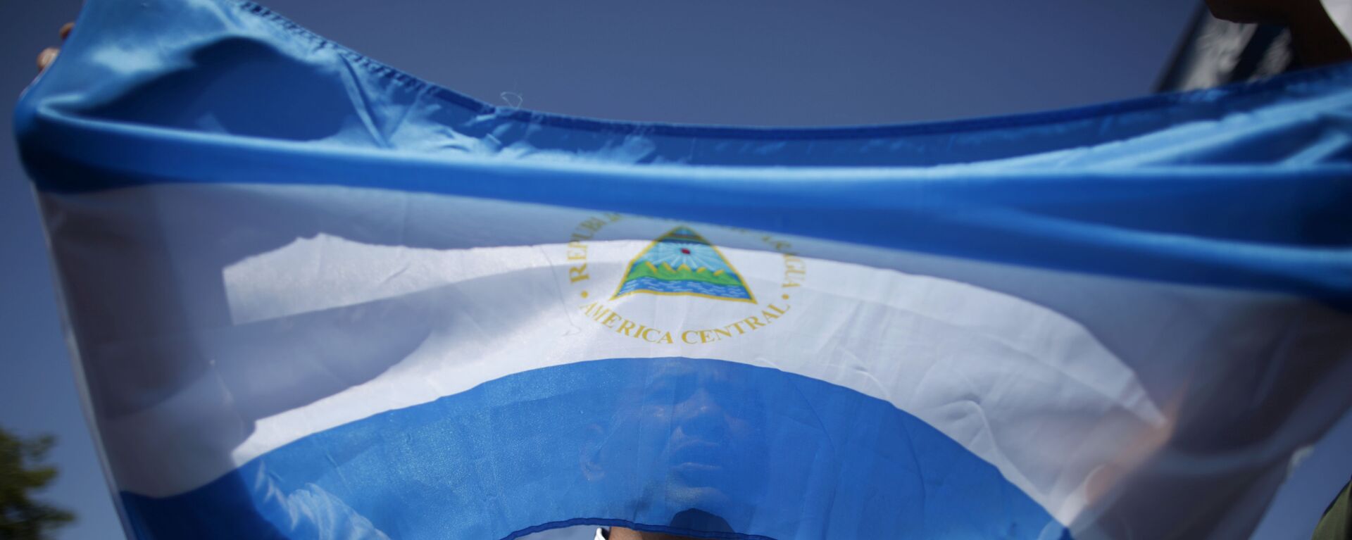 A man holds up a Nicaraguan flag during a demonstration against the presidential candidacy of Nicaragua's President Daniel Ortega in Managua, Nicaragua, Sunday, Feb 20, 2011.  - Sputnik Mundo, 1920, 23.07.2021