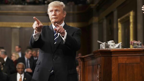 El presidente de Estados UnidosDonald Trump reacciona después de leer su primero discurso en una sesión conjunta del Congreso - Sputnik Mundo