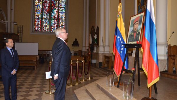 El viceministro de Relaciones Exteriores de Rusia, Serguei Riabkov, rinde homenaje a Hugo Chávez - Sputnik Mundo