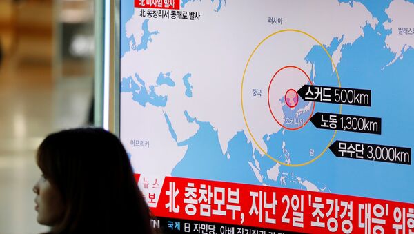 Una televisión surcoreana muestra en una infografía el posible alcance de los misiles norcoreanos (Archivo) - Sputnik Mundo