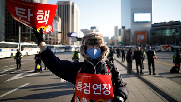 Un hombre protesta contra Park Geun-hye, ex presidente de Corea del Sur - Sputnik Mundo