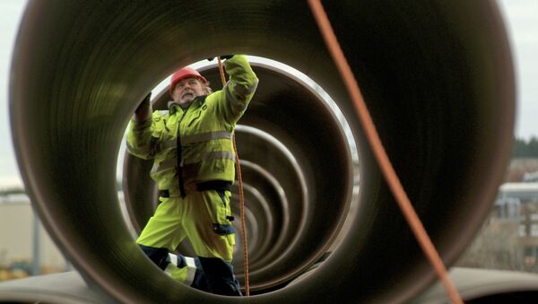 The first 18-meter-long and 1.40-meter diameter pipes for the gas pipeline OPAL are loaded in Lubmin, northern Germany - Sputnik Mundo